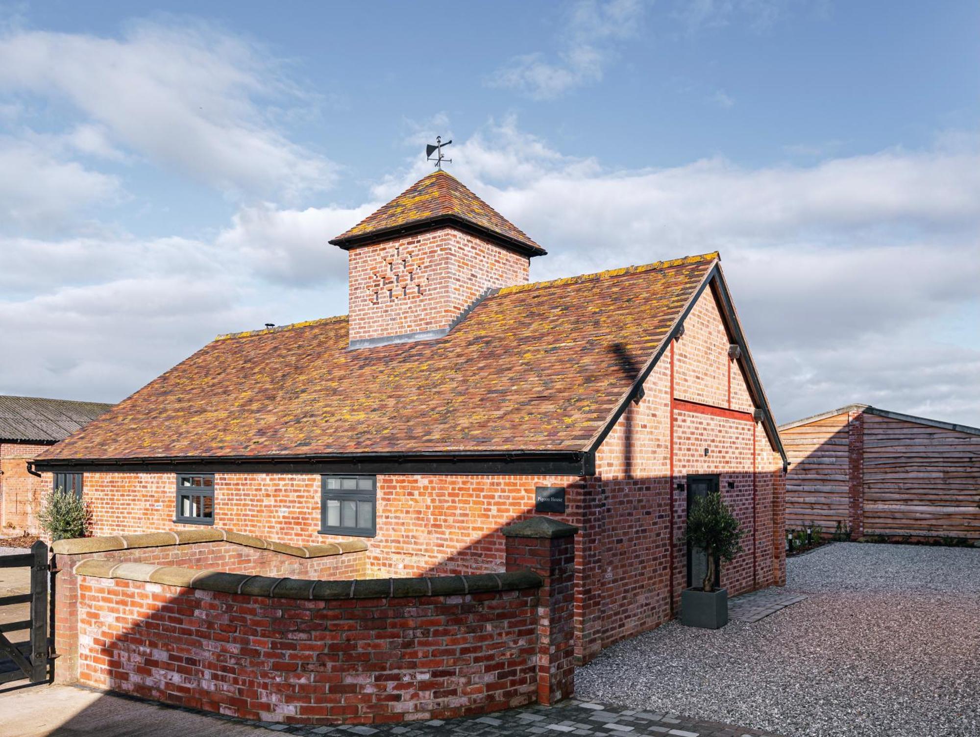 Pigeon House - Unique Barn With Private Garden, Hot Tub And Wood Burner Villa Shrewsbury Dış mekan fotoğraf
